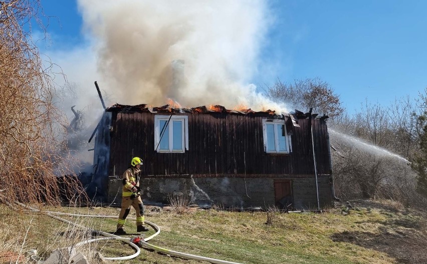 Pożar w Ujkowicach pod Przemyślem. Pięć zastępów strażaków gasiło pożar drewnianego domu [ZDJĘCIA]