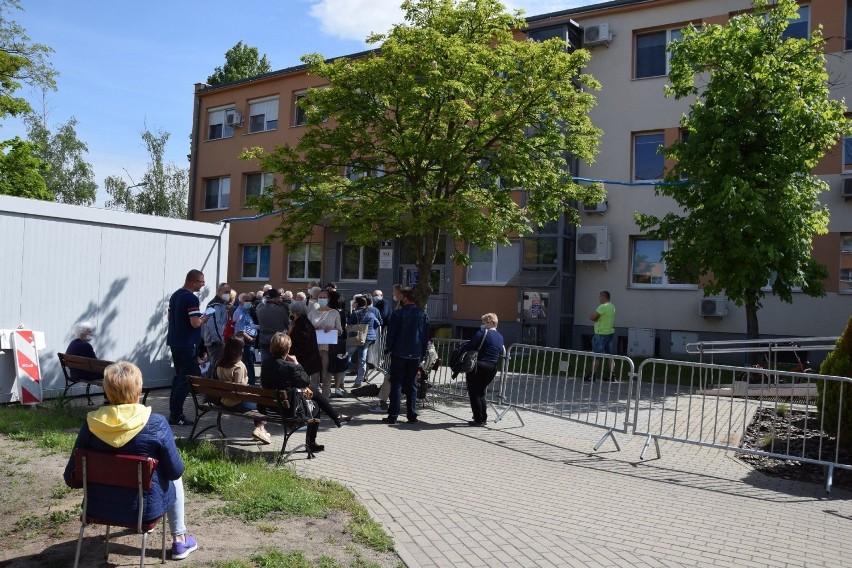 Przychodnie przyszpitalne mieszczą się w dwupiętrowym...