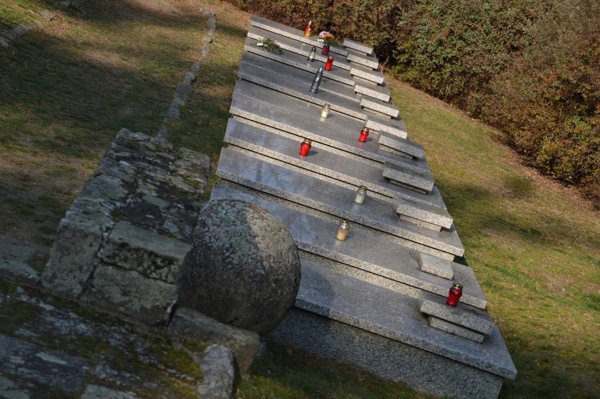 Rawicz. Cmentarz radzieckich żołnierzy doczeka się remontu? Przy pracach naprawczych gminę finansowo wesprze wojewoda [ZDJĘCIA]
