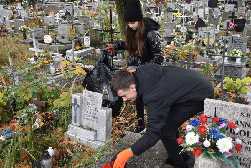 Posprzątali zapomniane nagrobki dzieci na cmentarzu w Tomaszowie. Akcję zorganizowało Towarzystwo Przyjaciół Tomaszowa