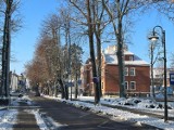 Malowniczy, zaśnieżony, ale oświetlony Puck: spacer w niedzielny poranek przez miasto Puck | ZDJĘCIA