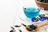 To naturalny antydepresant. Niebieska herbata odmładza, wspomaga odchudzanie i pamięć. Wypróbuj lecznicze właściwości naparu z klitorii