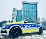 Policjanci z komendy w Olkuszu z nowym radiowozem. Samochód będzie "służył" w drogówce. Zobacz zdjęcia 