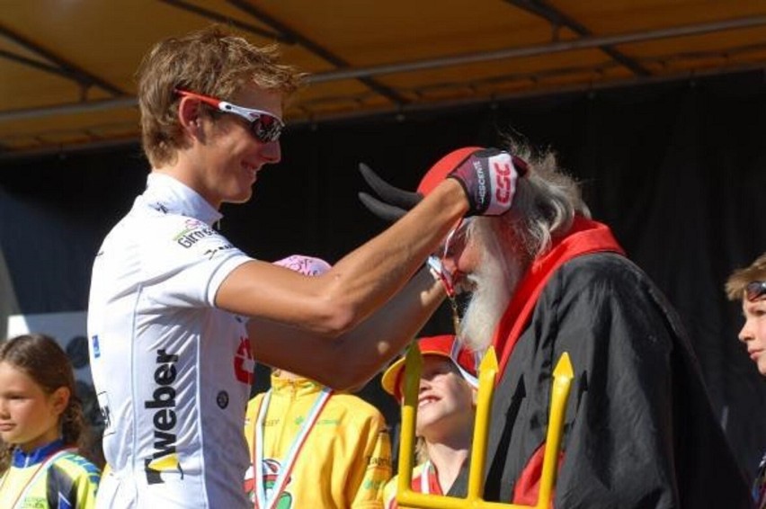 Kolarz Andy Schleck (Luksemburg) i diabeł Tour de France /...