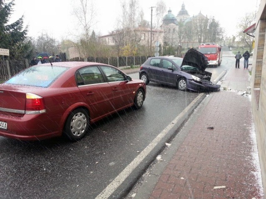 Volvo na dachu, peugeot w sklepie.Ranne panie