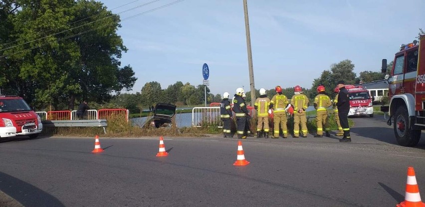 Wypadek w Lipce. Samochód przebił barierki i wjechał do stawu. ZDJĘCIA