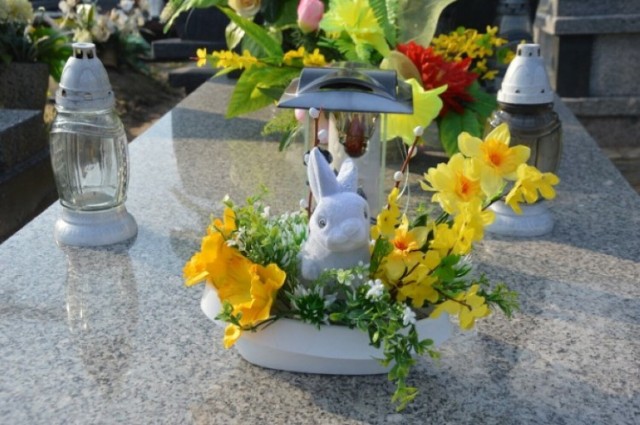 Wielkanoc tuż, tuż. Widać ją już na starym cmentarzu przy ulicy Łaskiej w Zduńskiej Woli. Wiosenne kwiaty i świąteczne stroiki i znicze zdobią już wiele grobów.