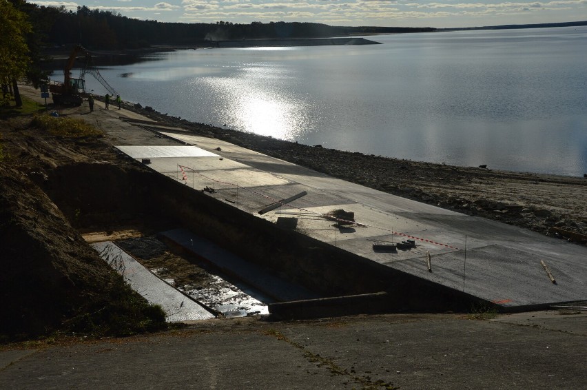 Trwa rewitalizacja terenów nad Zalewem Sulejowskim. Odsłonięte plaże, piaskowane molo i wycinki drzew. 22.10.2022