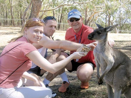 Trudno w Australii nie spotkać kangura... Na zdjęciu Witold Kreihs (w czapce) z Jadwigą Grabowską ze straży pożarnej ze Słupska i Piotrem Chrzęszczykiem, strażnikiem leśnym z Kobióra.