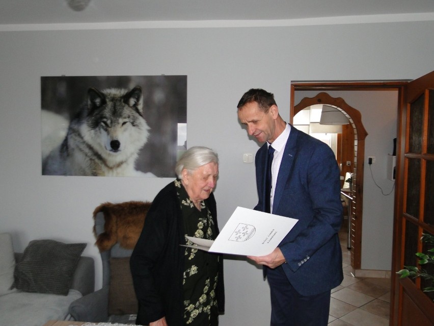 Pani Wiktoria Nowak obchodziła jubileusz 97 urodzin. Jubilatkę odwiedziła delegacja Urzędu Gminy Kamieniec [FOTO]