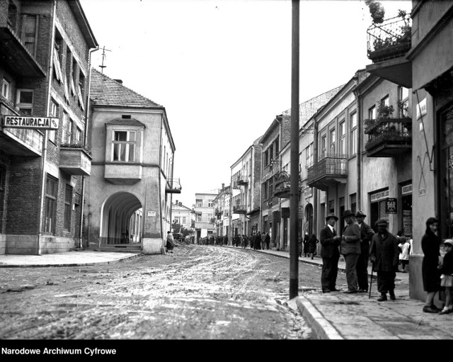 Gorlice, Ulica 3 Maja. Szyldy sklepów, księgarni i restauracji na nowo odbudowanej ulicy. 1932 rok.