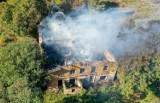 Ogromne kłęby dymu nad Gdańskiem! Płonął pustostan na Jasieniu. W akcji kilka zastępów straży pożarnej