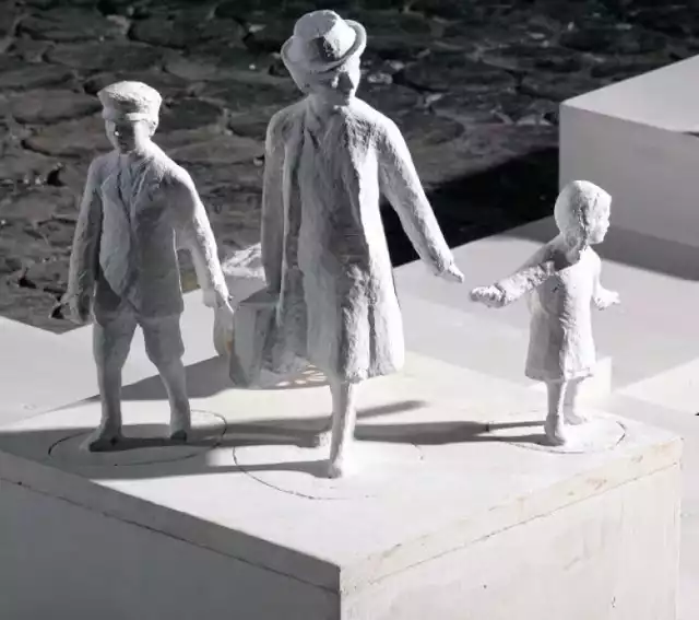 Pomnik wysiedlonych przez niemieckich okupantów w Gdyni. Te figury odklane z brązu staną w miejscu, gdzie na transport czekali gdynianie, zmuszeni do opuszczenia domów.