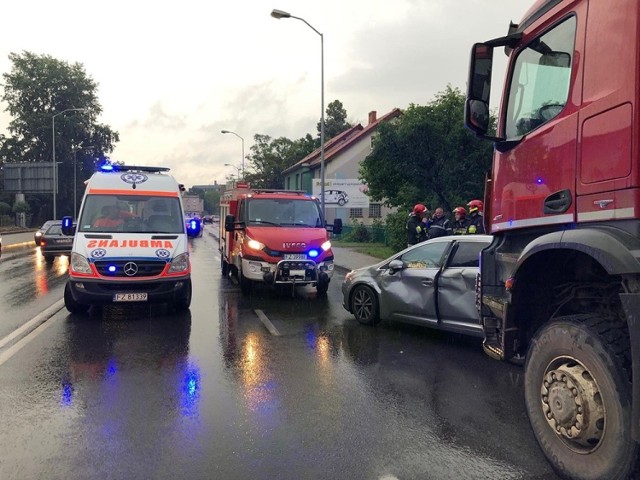 Ciężarówką jechała młoda kobieta. Podczas zmiany pasa ruchu zahaczyła o toyotę, która wpadła na krawężnik.

Na szczęście nikomu nic się nie stało. Zdarzenie zostało zakwalifikowane jako kolizja. Jeden pas ruchu w kierunku al. Konstytucji 3 Maja został zablokowany.

Czytaj też: Panika w Gorzowie. Ludzie oklejają auta czym się da, kocami, folia, tekturą obawie przed gradobiciem [ZDJĘCIA]

Zobacz wideo: Jak udzielać pierwszej pomocy ofiarom wypadków

