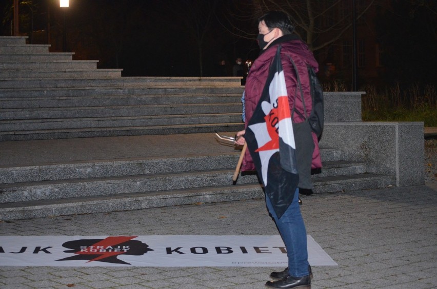 Ulicami Głogowa przeszedł Spacer Milczenia. To kolejna forma protestu kobiet. Zdjęcia/filmy