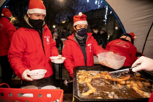 Rozdawanie karpia w Krakowie. W poniedziałek porcję pysznego karpia można było dostać pod Barbakanem