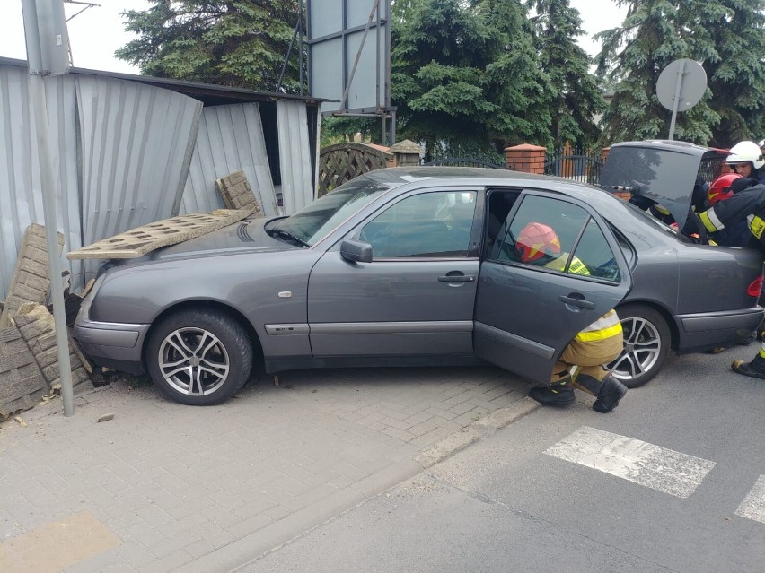 Mercedes uderzył w ogrodzenie i blaszany garaż w Piotrkowie...