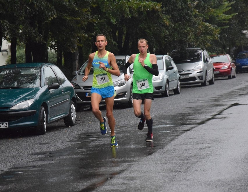 Półmaraton Zawierciański 2019. Uczestnicy pobiegli ulicami Zawiercia ZDJĘCIA