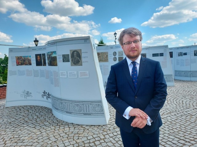Podczas uroczystego otwarcia doktor Mikołaj Getka-Kenig, dyrektor Muzeum Okręgowego w Sandomierzu podkreślił bezpośrednie związki hetmana z regionem sandomierskim.