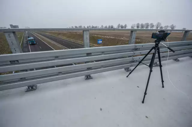 Zaawansowany i kompaktowy sprzęt łączy w sobie funkcje wideokamery, aparatu cyfrowego oraz laserowego pomiaru prędkości. Policjanci wykorzystują urządzenie na drodze S6.