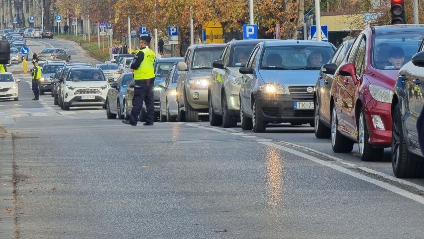 Kielczanie odwiedzają groby bliskich. Jak wygląda sytuacja na parkingach i drogach wokół cmentarzy w rejonie ulicy Ściegiennego?