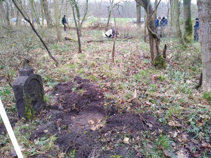 Kolejna akcja sprzątania dawnego cmentarza w nieistniejącej wsi Burzykowo