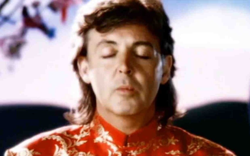Paul McCartney "Wonderful Christmas Time"
POSŁUCHAJ I...