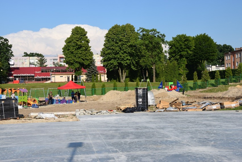 Trwa budowa placu rozrywki na terenie MOSiR w Kraśniku (ZDJĘCIA)