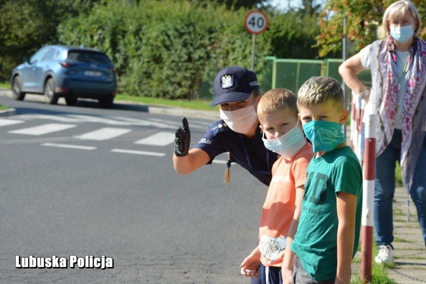 Policjanci uczyli dzieci, jak bezpiecznie chodzić do szkoły