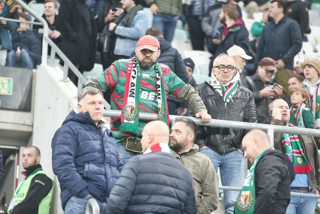 W sobotę piłkarze wrocławskiego Śląska mierzyli się z Rakowem Częstochowa. Górą okazali się goście, którzy wygrali 2:1. Wojskowi przegrali u siebie po raz pierwszy w tym sezonie. W następnej kolejce zespół trenera Jacka Magiery uda się do Krakowa na mecz z Wisłą. Podczas sobotniego meczu na trybunach zasiadło ponad 13 tysięcy kibiców. Też byłeś na tym meczu? Znajdź się na zdjęciach!