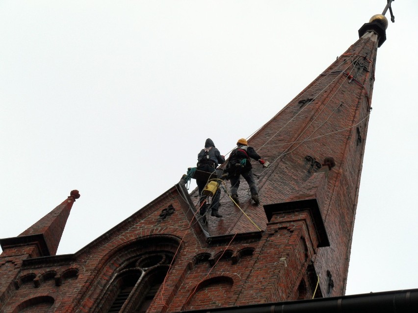 Słupsk: Alpiniści remontują wieżę kościoła Najświętszego Serca Jezusowego. ZDJĘCIA
