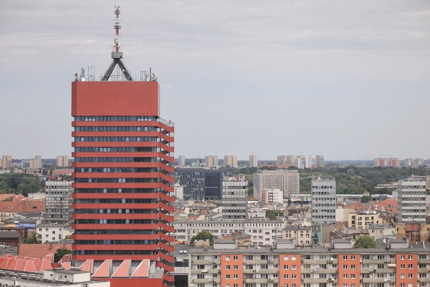 Widok na panoramę Poznania z tarasu budynku.