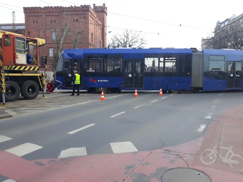 Wrocław. Wykolejenie tramwaju przy moście Uniwersyteckim. Uwaga na utrudnienia (ZDJĘCIA)
