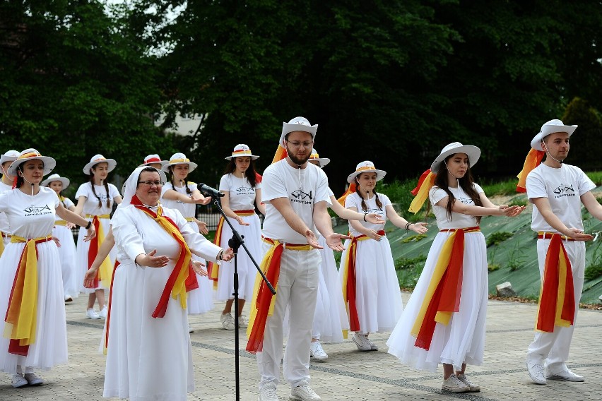 Fishmob przy Farze. W Jaśle znów zatańczyli dla świętego Jana Pawła II [FOTORELACJA]