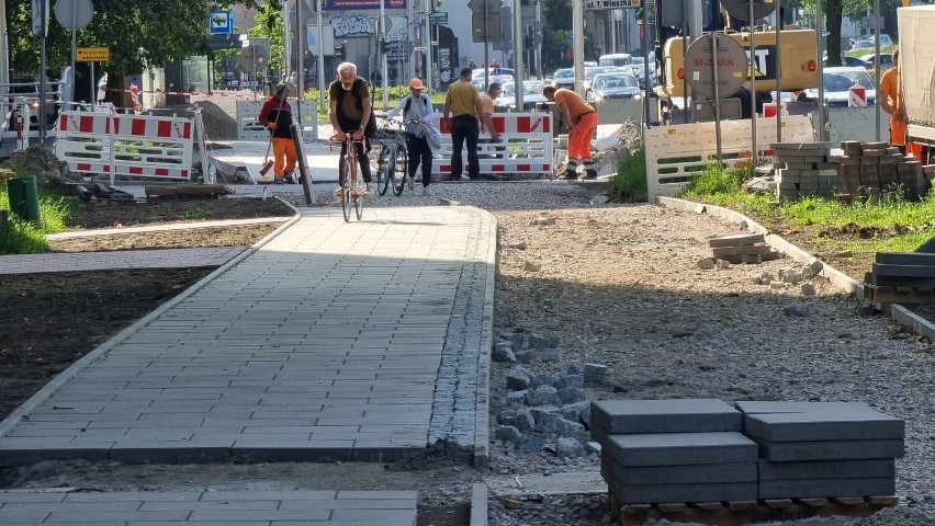 Nowa ścieżka rowerowa przy ulicy Sandomierskiej w Kielcach nie pasuje do starego chodnika. Mieszkańcy skarżą się na uskok. Zobacz zdjęcia