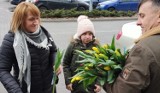 Dzień Kobiet Radomsko 2023. Tulipany od panów ze stowarzyszenia Razem dla Radomska (RdR). ZDJĘCIA