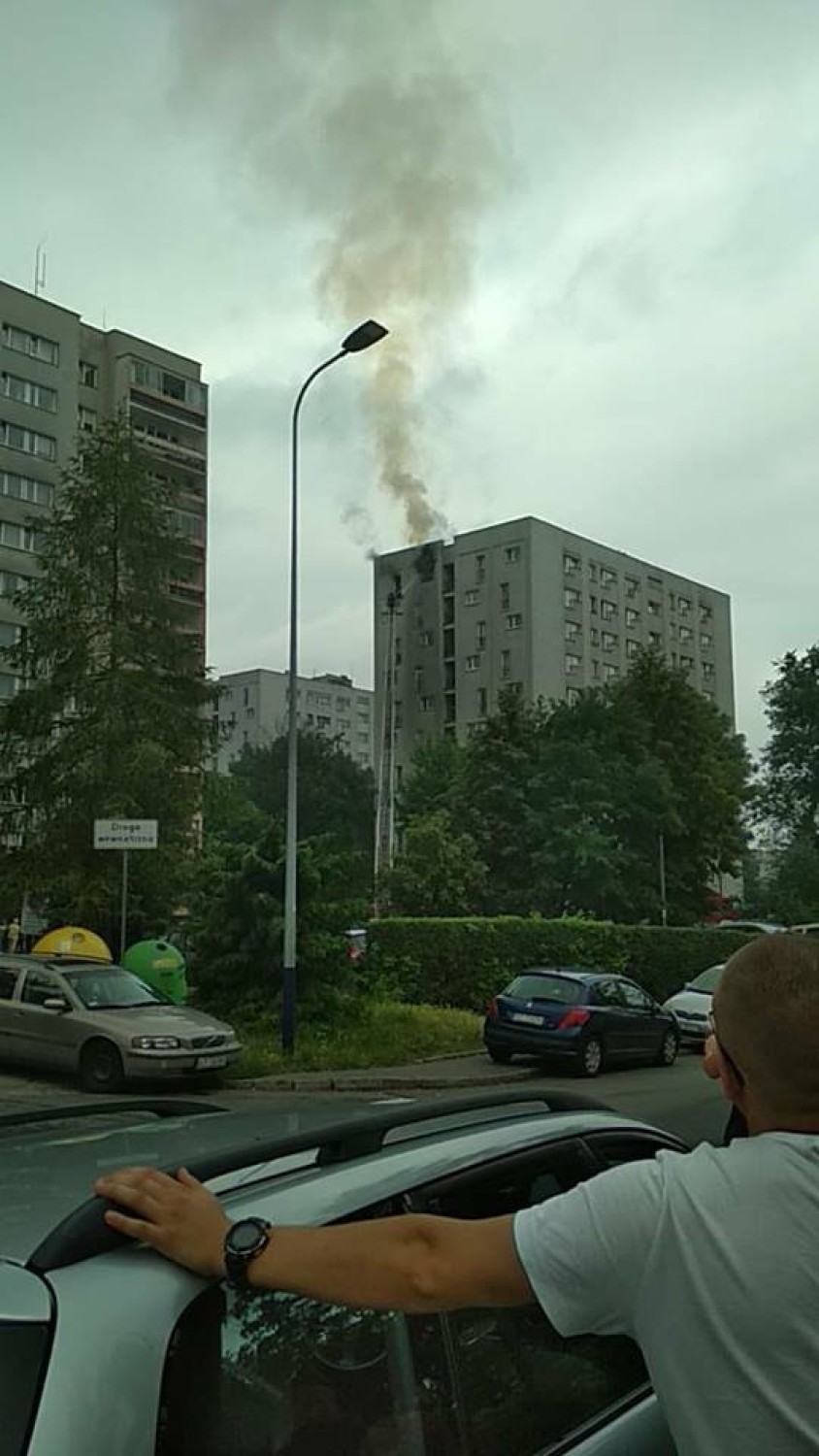 Kraków. Pożar na Olszy w bloku na ostatnim piętrze [ZDJĘCIA]
