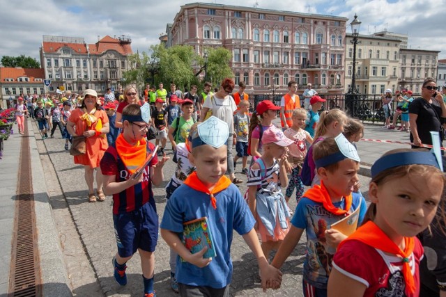 Bydgoszcz bez wątpienia jest stolicą bookcrossingu. Dziś (wtorek) trwała 15. edycja Ogólnopolskiego Święta Wolnych Książek. 

Było wspólne czytanie, barwny literacki korowód, wystrzał z wiwatówki i Alejka Książek Uwolnionych - wszystko między innymi na Wyspie Młyńskiej, gdzie trwała 15. edycja Ogólnopolskiego Święta Wolnych Książek. Bydgoszcz żyje literaturą! 


Schizma z Bydgoszczy zagrała w Krakowie

