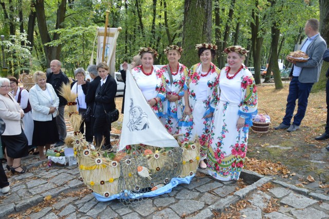 Do groty lurdzkiej rolnicy przynieśli 41 żniwnych koron. Dożynkowej sumie przewodniczył bp Andrzej Czaja.