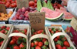 Na targowisku w Olkuszu. Ceny warzyw i owoców. Na straganach drogie truskawki i czereśnie za 43 zł! Były też... króliki. ZDJĘCIA