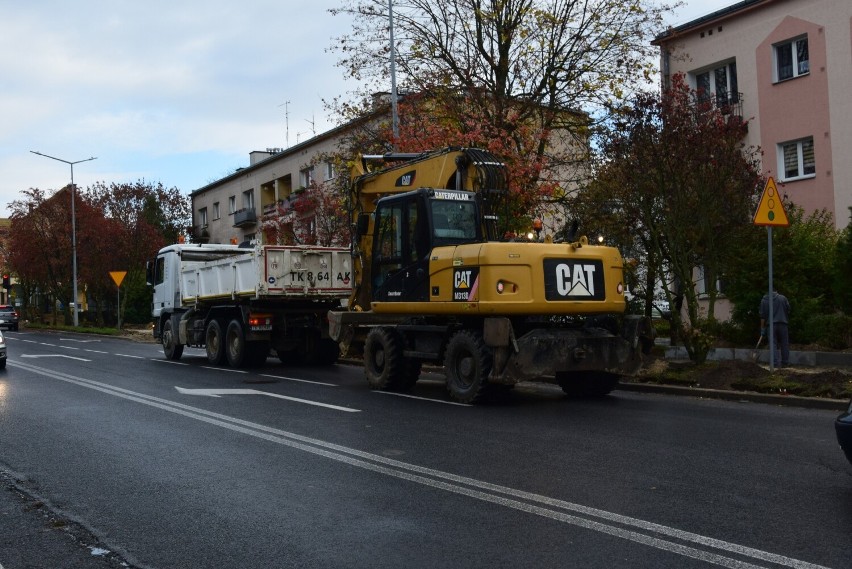 Trwa budowa ścieżki rowerowej na ulicy Koseły w Sandomierzu. Uwaga piesi! Są utrudnienia