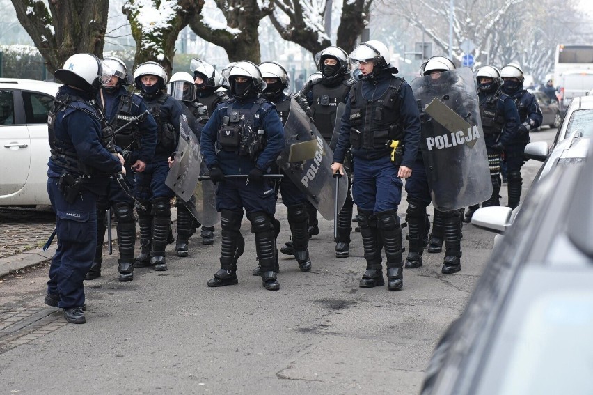 Derby Przemyśla 2022. Intensywne poszukiwania kiboli, którzy brali udział w bitwie z policjantami w Przemyślu