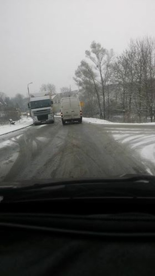 Droga Grudziądz - Brodnica na wysokości Jabłonowa Pomorskiego jest oblodzona.