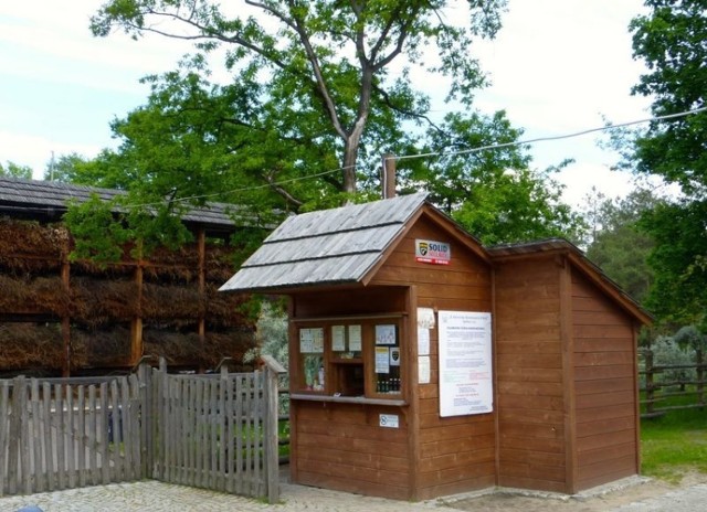 Wejście do tężni solankowej w Konstancinie. 
W 1965 roku odkryto w Konstancinie złoża leczniczej solanki a w 1974 roku rozpoczęto budowę tężni. Otwarcie tężni solankowej nastąpiło w 1978 roku. Fot.Isabella Degen