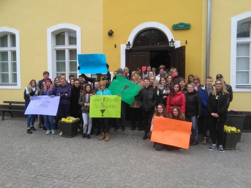 Uczniowie z Drezdenka wspierają strajkujących nauczycieli
