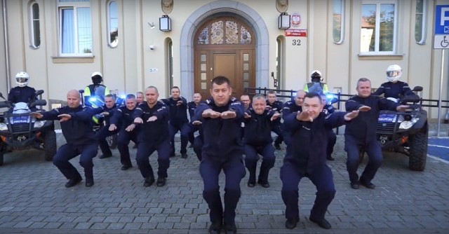 Policjanci wykonali 15 przysiadów w ramach pomocy dla Zosi z SMA i do wyzwania wyznaczyli kolejne słuzby