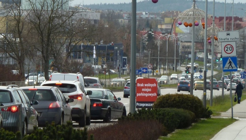 Gigantyczne korki i paraliż na parkingach przed kieleckimi...