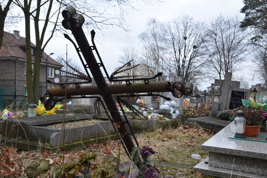 Cmentarz w centrum Kędzierzyna. Zniszczone nagrobki, połamane krzyże, trawa zarastająca mogiły...