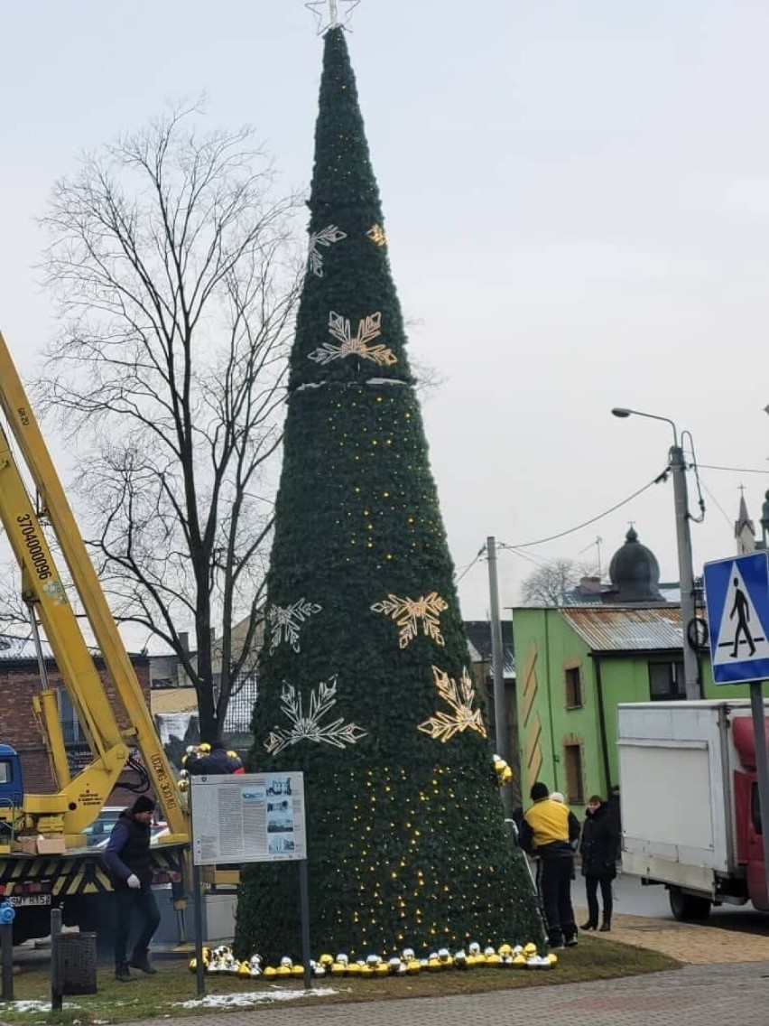 Świąteczna choinka w Żarkach - wygląda pięknie! Jest przed domem kultury