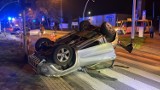 Poważny wypadek w Tarnowie. Na skrzyżowaniu w Mościcach zderzyły się dwa samochody. Jeden leży na dachu!